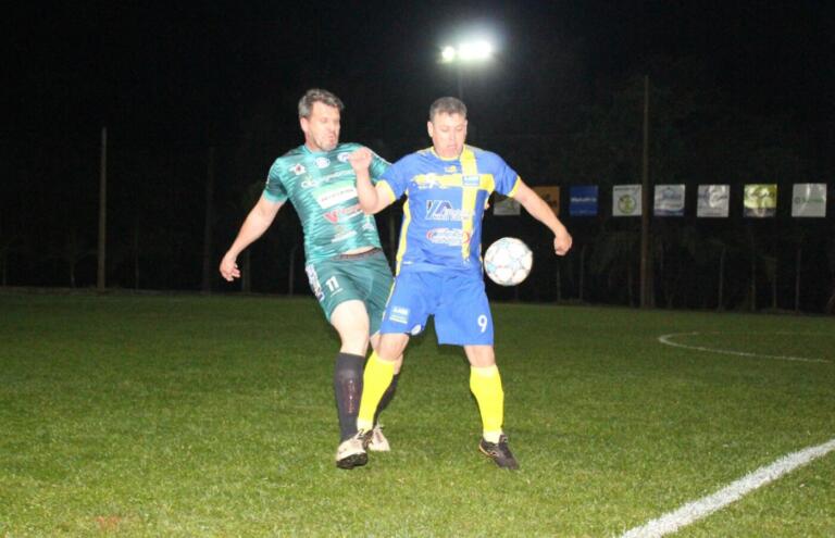 Tufão anota hat-trick, e AABB/Tintas Rondon encosta nos líderes do Municipal Veterano