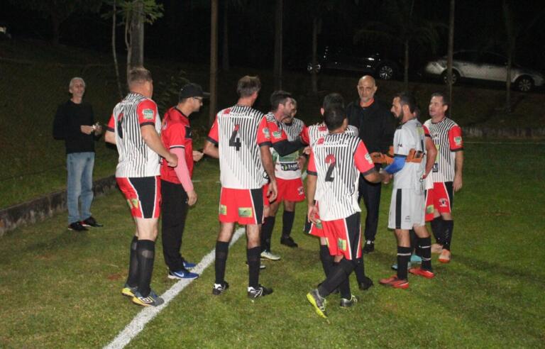 Quartas de final do Municipal de Futebol Suíço Veterano tem duelos definidos