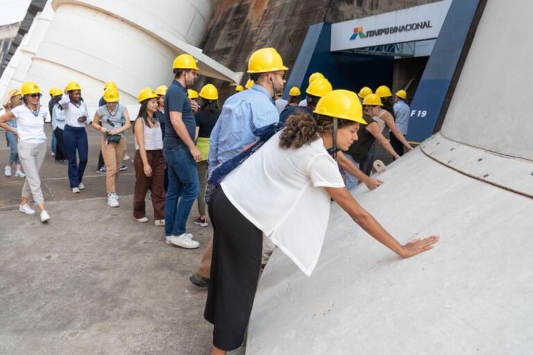 Comitivas participantes do G20 e CEM/MI visitam a Itaipu