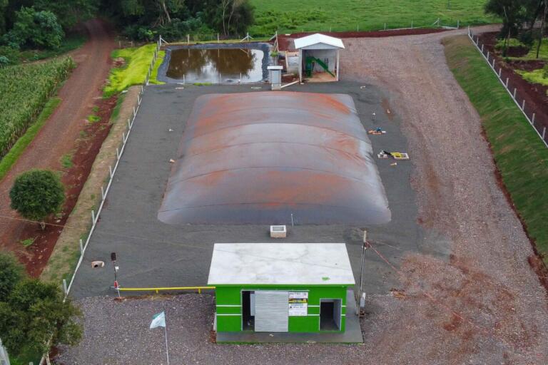 Vizinhos compartilham biodigestor para produzir energia limpa da suinocultura