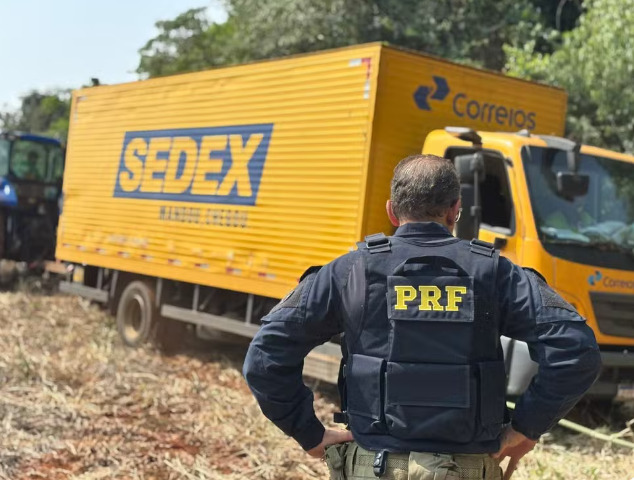 Caminhão dos Correios é apreendido com quase duas toneladas de maconha