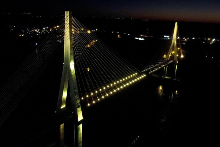 Ponte da Integração Brasil e Paraguai ganha iluminação amarela durante setembro