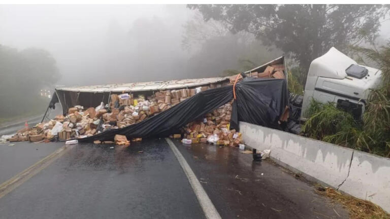 Carga é saqueada durante acidente com quatro feridos e um morto