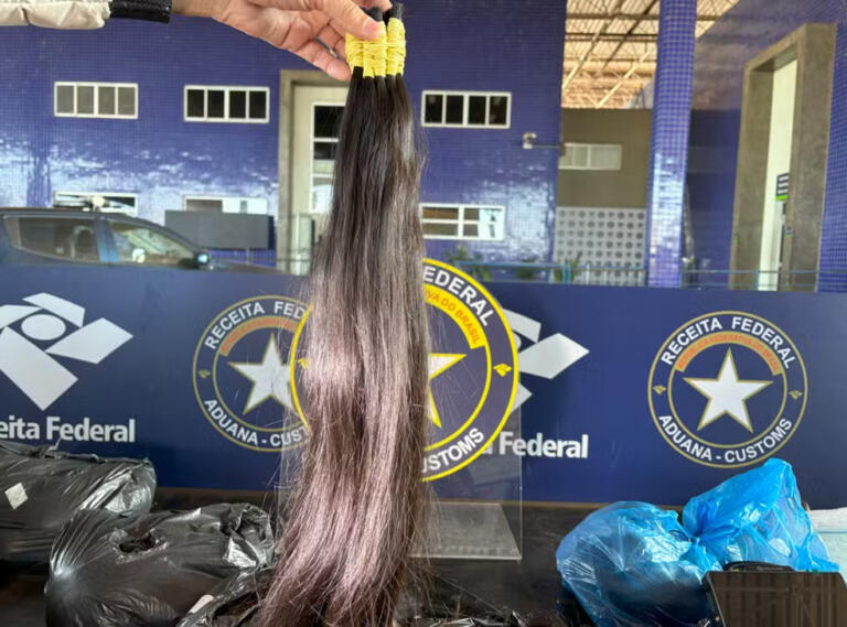 30 quilos de cabelo humano são apreendidos em fundo falso de van e idoso acaba preso