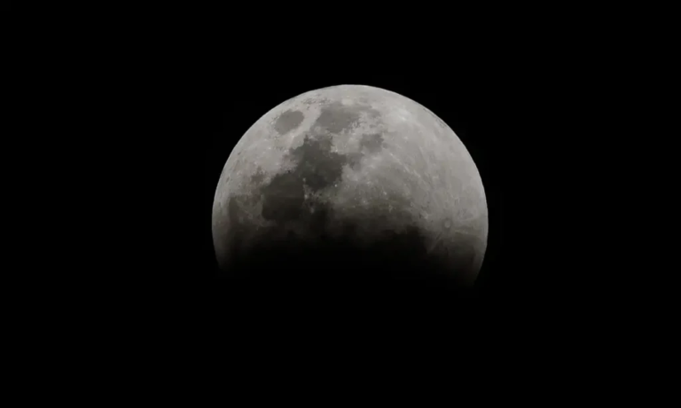 Eclipse parcial da Lua pode ser visto ao vivo de forma remota; saiba como