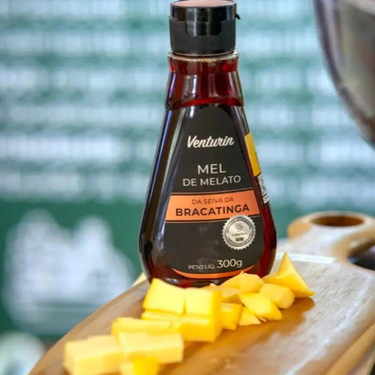 Mel escuro produzido no Paraná, o “ouro negro”, ganha reconhecimento nacional