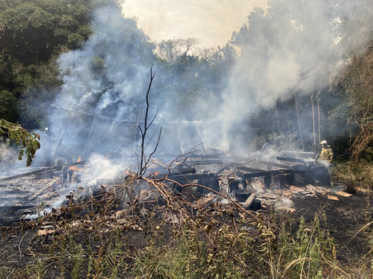 Fogo destrói galpão no interior de Mercedes