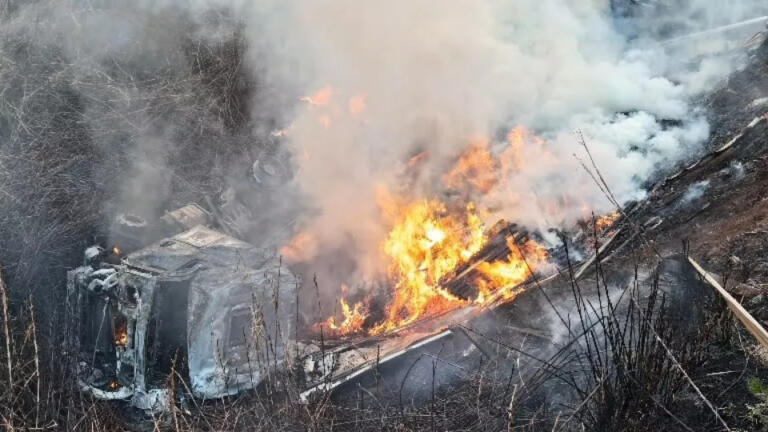 Grupo de criminosos ateia fogo em caminhão tombado na BR-277
