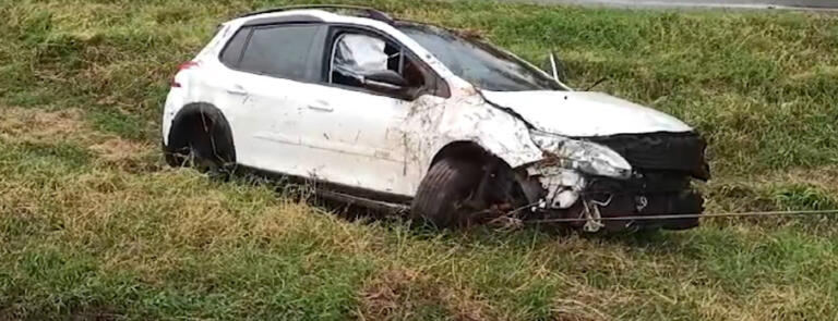 Cascavelense capota o carro na BR-163 em Toledo