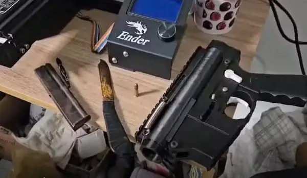 Polícia Federal prende homem que fabricava submetralhadora com impressora 3D