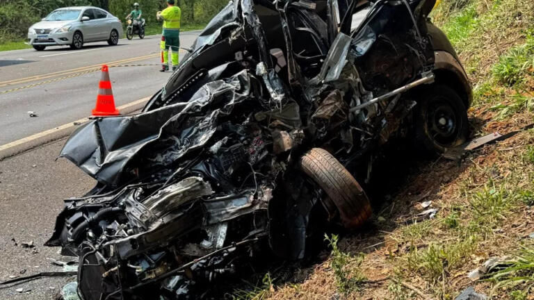 Motorista morre após bater de frente com carreta-cegonha em Laranjeiras do Sul