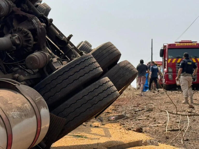 Caminhão carregado tomba sobre homem na BR-163 em Cascavel