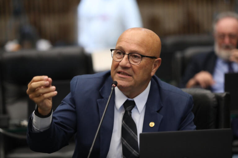 Deputado defende corte do Bolsa Família para quem gasta o benefício em apostas