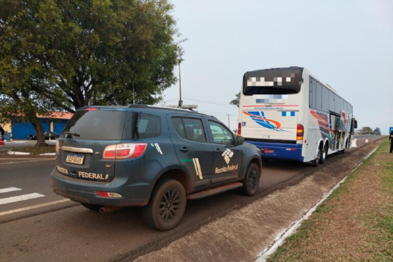 Ônibus de turismo é apreendido com mais de meio milhão de reais em mercadorias na fronteira