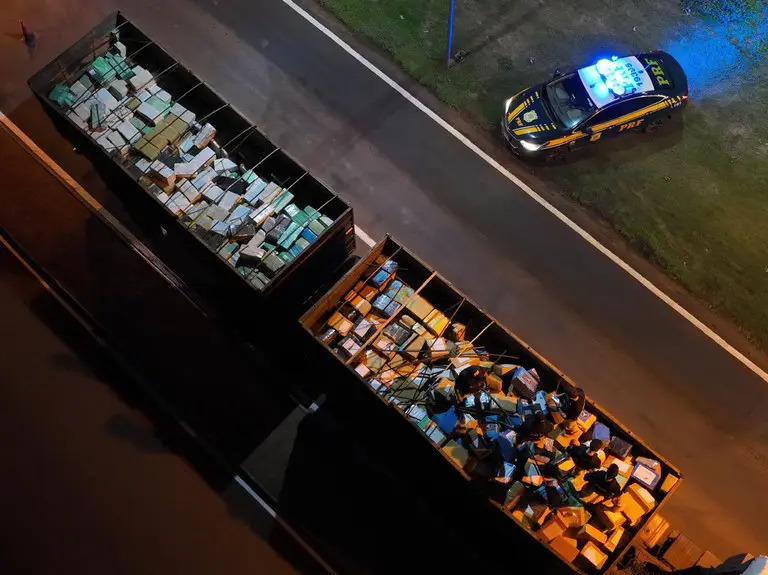 PRF faz maior apreensão de maconha do ano; 28 toneladas da droga iriam cruzar o Paraná com destino ao RS