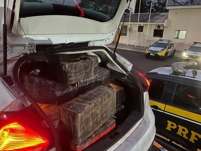 PM e PRF prendem carro roubado carregado com maconha e haxixe em Toledo