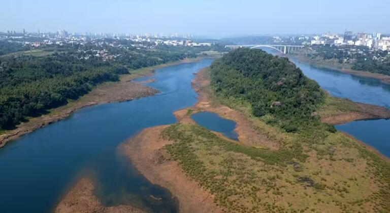 Rio Paraná está com nível de cinco e oito metros abaixo do normal na região da Ponte da Amizade; entenda