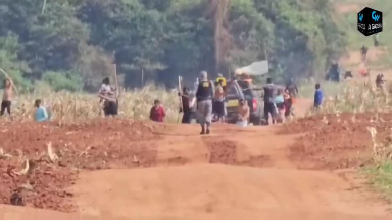 Indígenas em área de invasão atacam Força Nacional e tiros são disparados em Terra Roxa; veja vídeo