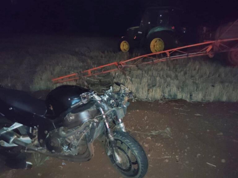 Moto de alta cilindrada e trator colidem no interior de Mercedes