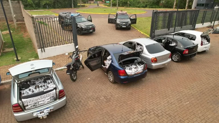 BPFron e PF apreendem carros carregados com cigarros em Guaíra