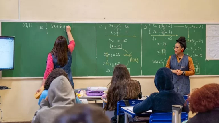 Paraná anuncia mais 1.100 vagas para professores aprovados em concurso público