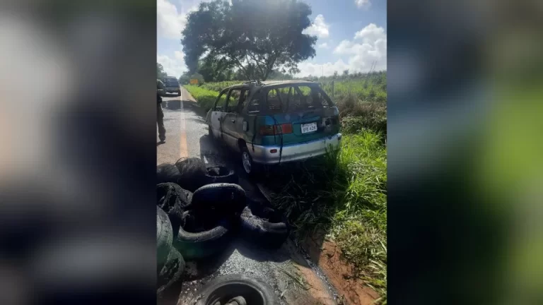 Carro carregado com pneus é encontrado queimado