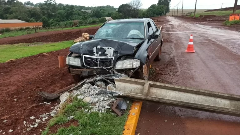 Motorista perde controle de Mercedes e derruba poste em Toledo