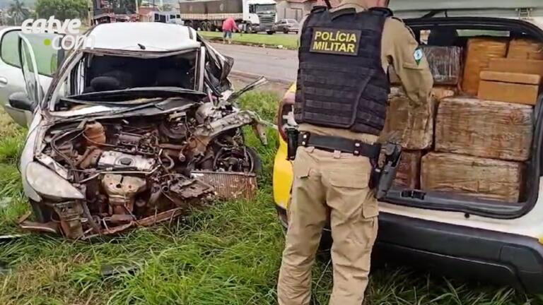 Após batida, carro carregado com maconha capota e motorista fica em estado grave em Toledo