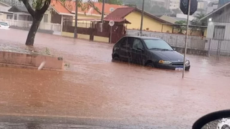 Ciclone extratropical avança pelo Paraná e ruas de Pato Branco ficam alagadas