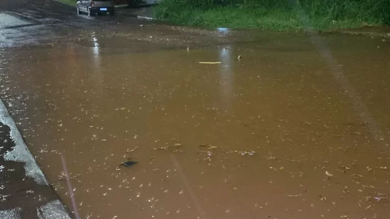 Forte temporal atinge Cascavel e deixa ruas alagadas