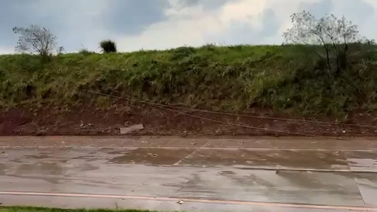 Torres e postes caem e fiação fica solta nas pistas na BR-163