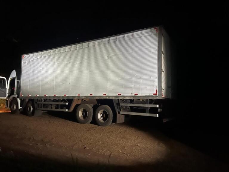 Caminhão carregado com cigarros é apreendido no interior de Mercedes