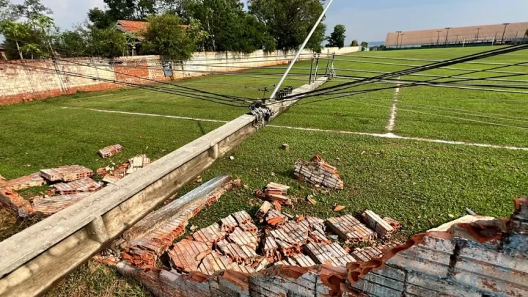 Poste cai durante tempestade e atinge muro em Toledo
