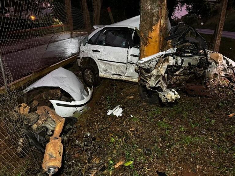 Carro “abraça” árvore e homem fica ferido em acidente entre Marechal e Nova Santa Rosa