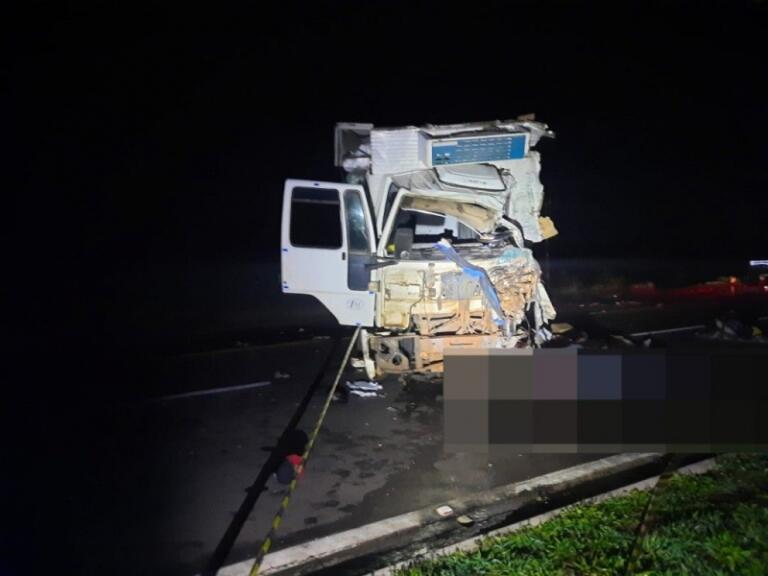 Caminhoneiro morre em grave acidente na PR-323
