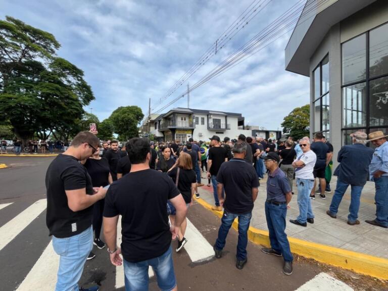 Agricultores e moradores de Guaíra fazem manifestação contra invasão de terras
