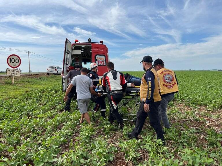 Moto esportiva sai da pista em curva e condutor fica ferido na PR-182 entre Maripá e Toledo