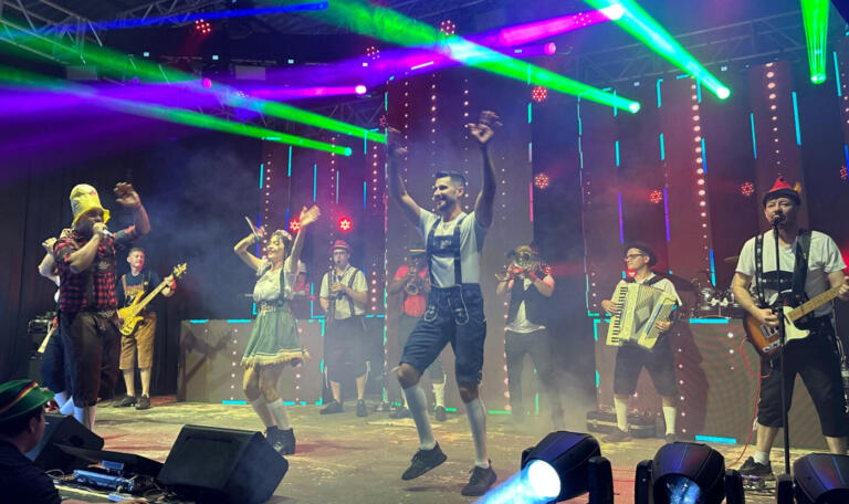 Grupos musicais prometem muita animação na Oktoberfest 2024