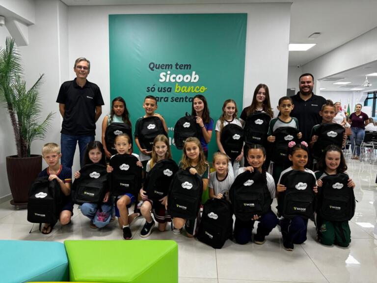 Alunos de escolas municipais são destaques em concurso promovido pelo Sicoob