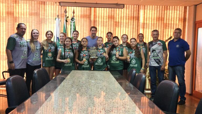 Equipe bicampeã estadual de basquete feminino é recepcionada na prefeitura
