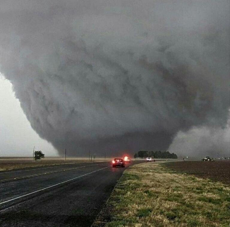 Furacão Milton toca a terra na Flórida com vento acima de 200 km/h