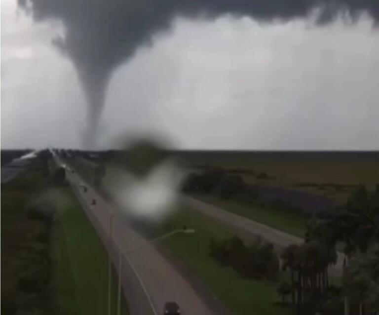 Furacão Milton segue para o Atlântico após causar destruição na Flórida