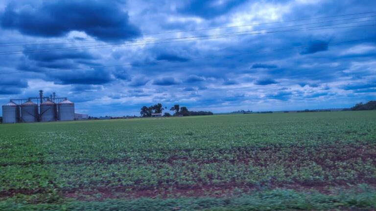 Frente fria, ciclone e chuva intensa vão marcar a semana; veja a previsão do tempo
