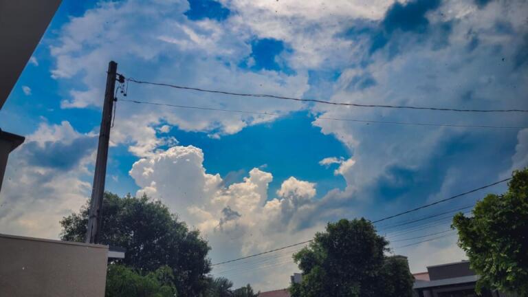 Previsão do tempo para o Paraná registra interior com calor e chuvas fracas no litoral