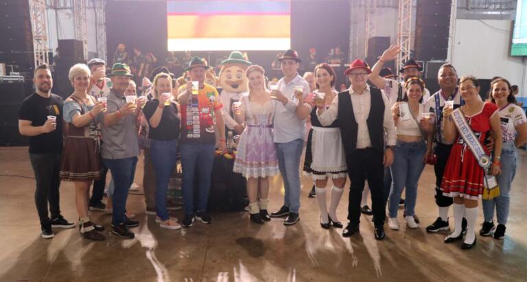 Pato Bragado mantém tradição da diversão e atrai milhares de pessoas na 24ª Oktoberfest