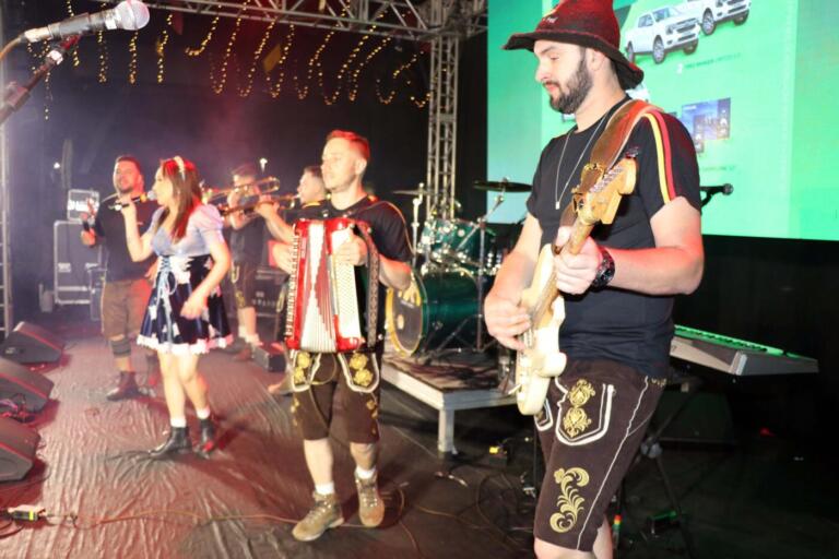 Oktoberfest segue nesta sexta e sábado com desfile alegórico e bailes com Os Montanari, Munique e Magna-Som