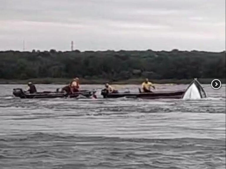 Barco afunda em Guaíra e pescadores são resgatados
