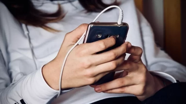 Comissão da Câmara aprova projeto que proíbe uso de celulares nas escolas do Brasil