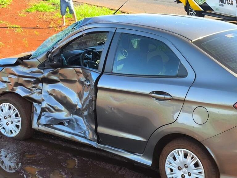 Ford Ka é atingido por caminhão ao atravessar trevo em Maripá