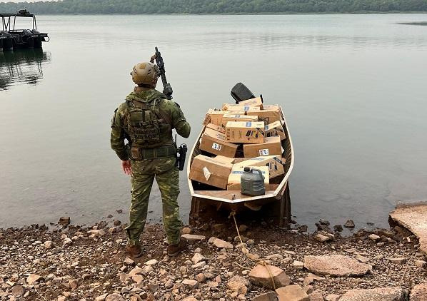 Contrabandistas abandonam embarcação e cigarros em porto clandestino em Santa Helena